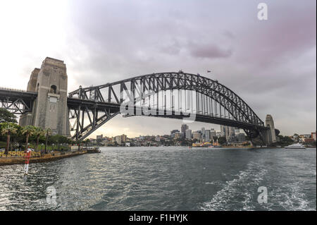 Il Ponte del Porto di Sydney in un giorno nuvoloso. Vista verso la Luna Theme Park. Foto Stock