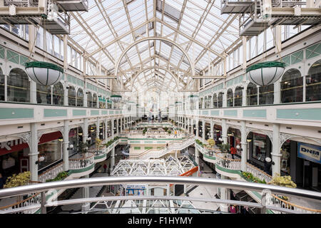 Interno di St Stephens Green Shopping Centre in Dublino, in acciaio e vetro. L'Irlanda Foto Stock