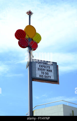 Segno decorativo sulla lampada post indicando portsmouth si aspetta che ogni uomo a fare il suo dovere nei pressi del Dockyard England Regno Unito Foto Stock