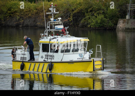 Città di Victoria fireboat sul modo di scena di rovesciamento barge con automobili frantumato in gola Waterway-Victoria, British Columbi Foto Stock