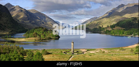 Monumento Glenfinnan a Loch Shiel, eretto nel 1815 in omaggio alla clansmen che hanno lottato per la causa di Bonnie Prince Charlie Foto Stock