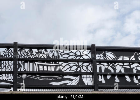 Gli ornati di ringhiere su un ponte sul Regent's Canal Foto Stock