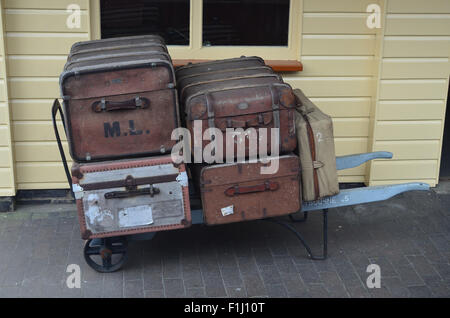 Il vecchio le valigie su una piattaforma Foto Stock