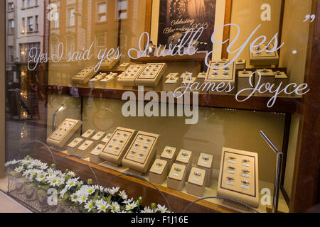 Gioiellerie finestra con visualizzazione di anelli e citazione da James Joyce a celebrare Bloomsday, Grafton Street, Dublin, Irlanda. Foto Stock