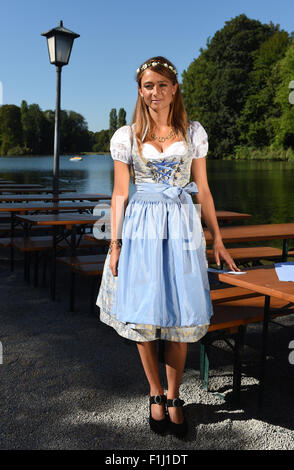 Dpa-esclusivo - Il 'Oktoberfest' Wiesn playmate 2015, Jessica Kuehne pone in un tradizionale bavarese 'Dirndl' abito, in un giardino della birra al lago Kleinhesseloh a Monaco di Baviera, Germania, il 29 agosto 2015. Foto: Felix Hoerhager/dpa Foto Stock