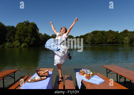 Dpa-esclusivo - Il 'Oktoberfest' Wiesn playmate 2015, Jessica Kuehne pone in un tradizionale bavarese 'Dirndl' abito, in un giardino della birra al lago Kleinhesseloh a Monaco di Baviera, Germania, il 29 agosto 2015. Foto: Felix Hoerhager/dpa Foto Stock