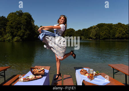 Dpa-esclusivo - Il 'Oktoberfest' Wiesn playmate 2015, Jessica Kuehne pone in un tradizionale bavarese 'Dirndl' abito, in un giardino della birra al lago Kleinhesseloh a Monaco di Baviera, Germania, il 29 agosto 2015. Foto: Felix Hoerhager/dpa Foto Stock