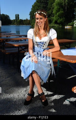 Dpa-esclusivo - Il 'Oktoberfest' Wiesn playmate 2015, Jessica Kuehne pone in un tradizionale bavarese 'Dirndl' abito, in un giardino della birra al lago Kleinhesseloh a Monaco di Baviera, Germania, il 29 agosto 2015. Foto: Felix Hoerhager/dpa Foto Stock