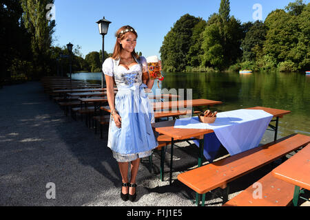 Dpa-esclusivo - Il 'Oktoberfest' Wiesn playmate 2015, Jessica Kuehne pone in un tradizionale bavarese 'Dirndl' abito, in un giardino della birra al lago Kleinhesseloh a Monaco di Baviera, Germania, il 29 agosto 2015. Foto: Felix Hoerhager/dpa Foto Stock