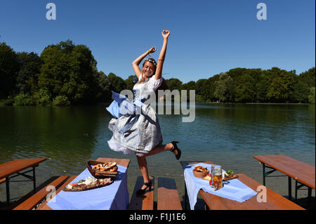 Dpa-esclusivo - Il 'Oktoberfest' Wiesn playmate 2015, Jessica Kuehne pone in un tradizionale bavarese 'Dirndl' abito, in un giardino della birra al lago Kleinhesseloh a Monaco di Baviera, Germania, il 29 agosto 2015. Foto: Felix Hoerhager/dpa Foto Stock