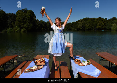 Dpa-esclusivo - Il 'Oktoberfest' Wiesn playmate 2015, Jessica Kuehne pone in un tradizionale bavarese 'Dirndl' abito, in un giardino della birra al lago Kleinhesseloh a Monaco di Baviera, Germania, il 29 agosto 2015. Foto: Felix Hoerhager/dpa Foto Stock