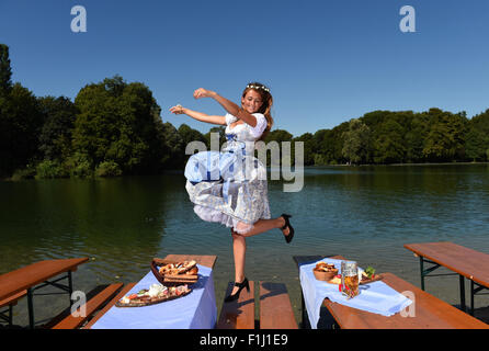 Dpa-esclusivo - Il 'Oktoberfest' Wiesn playmate 2015, Jessica Kuehne pone in un tradizionale bavarese 'Dirndl' abito, in un giardino della birra al lago Kleinhesseloh a Monaco di Baviera, Germania, il 29 agosto 2015. Foto: Felix Hoerhager/dpa Foto Stock