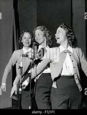 File. 2 Sep, 2015. Gioia BEVERLEY, un terzo del Vocal Harmony gruppo di Beverley sorelle, è morto all età di 91. Gioia, nato Joycelyn V Chinery nel 1924 nella zona est di Londra. Il cantante era la sorella più grande del trio, che erano note per i brani tra cui Little Drummer Boy e il Irving Berlin sorelle standard. Avevano le loro proprie BBC TV show negli anni cinquanta e sono state effettuate le MBE nel 2006. La gioia era sposato a Wolverhampton Wanderers' star Billy Wright fino alla sua morte per cancro nel 1994. Morì il lunedì dopo aver subito un ictus la settimana scorsa. Nella foto: Feb 03, 1958; Londra - Gruppo di canto, T Foto Stock