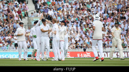 Capitano EnglandÕs Alastair Cook festeggia con Ben Stokes dopo assunzione di Adam Voges il paletto durante il giorno due di Investec ceneri serie di test match tra Inghilterra e Australia al ovale a Londra. Agosto 21, 2015. James Boardman / Immagini teleobiettivo +44 7967 642437 Foto Stock