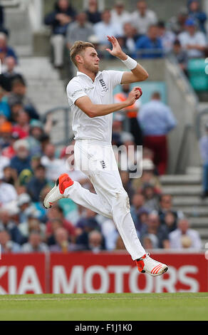 L'Inghilterra Stuart ampia entra in vaso durante il giorno una delle ceneri Investec serie di test match tra Inghilterra e Australia al ovale a Londra. Agosto 20, 2015. James Boardman / Immagini teleobiettivo +44 7967 642437 Foto Stock