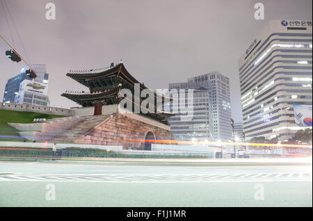 Seoul, Corea del Sud - Agosto 09, 2015: vista notturna di Dongdaemun cancello in Seoul - Corea del Sud Foto Stock