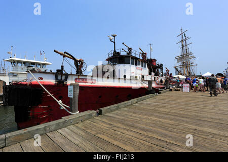 Vecchia barca di estinzione e tall ship Greenport harbour Long Island New York Foto Stock