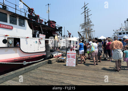 Vecchia barca di estinzione e tall ship Greenport harbour Long Island New York Foto Stock