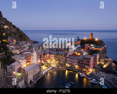 Vernazza di notte. Scenic destinazione in Italia. Foto Stock