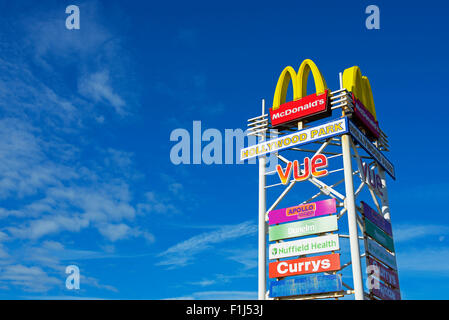 McDonalds segno, Golden Arches, nel retail park, Barrow-in-Furness, Cumbria, England Regno Unito Foto Stock