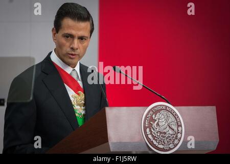 Città del Messico. 2 Sep, 2015. Il Presidente messicano Enrique Peña Nieto offre il suo terzo stato della nazione relazione in Città del Messico, capitale del Messico, sul Sett. 2, 2015. Credito: Pedro Mera/Xinhua/Alamy Live News Foto Stock