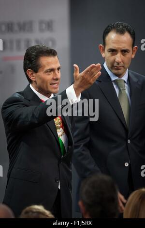 Città del Messico. 2 Sep, 2015. Il Presidente messicano Enrique Peña Nieto (L) gesti prima del terzo stato della nazione relazione in Città del Messico, capitale del Messico, sul Sett. 2, 2015. Il Presidente messicano Enrique Peña Nieto consegnato il suo terzo stato della nazione relazione al Congresso di mercoledì. Credito: Pedro Mera/Xinhua/Alamy Live News Foto Stock