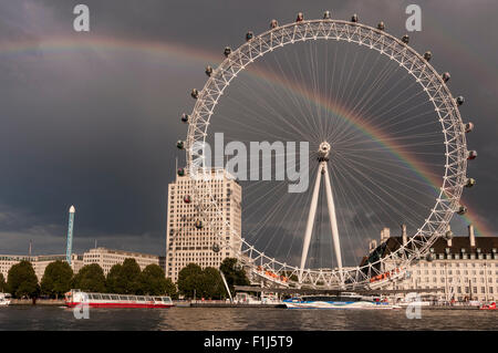 Londra, Regno Unito. Il 2 settembre 2015. Dopo un breve sharp doccia a pioggia finisce nella capitale un arcobaleno doppio può essere visto sulla London Eye. Credito: Stephen Chung / Alamy Live News Foto Stock