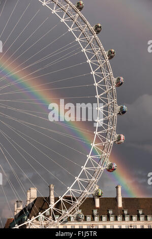 Londra, Regno Unito. Il 2 settembre 2015. Dopo un breve sharp doccia a pioggia finisce nella capitale un arcobaleno doppio può essere visto sulla London Eye. Credito: Stephen Chung / Alamy Live News Foto Stock