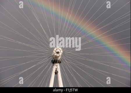 Londra, Regno Unito. Il 2 settembre 2015. Dopo un breve sharp doccia a pioggia finisce nella capitale un arcobaleno doppio può essere visto sulla London Eye. Credito: Stephen Chung / Alamy Live News Foto Stock