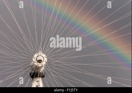 Londra, Regno Unito. Il 2 settembre 2015. Dopo un breve sharp doccia a pioggia finisce nella capitale un arcobaleno doppio può essere visto sulla London Eye. Credito: Stephen Chung / Alamy Live News Foto Stock