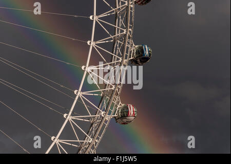 Londra, Regno Unito. Il 2 settembre 2015. Dopo un breve sharp doccia a pioggia finisce nella capitale un arcobaleno doppio può essere visto sulla London Eye. Credito: Stephen Chung / Alamy Live News Foto Stock