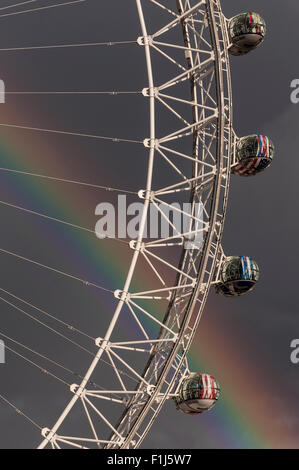 Londra, Regno Unito. Il 2 settembre 2015. Dopo un breve sharp doccia a pioggia finisce nella capitale un arcobaleno doppio può essere visto sulla London Eye. Credito: Stephen Chung / Alamy Live News Foto Stock