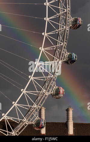 Londra, Regno Unito. Il 2 settembre 2015. Dopo un breve sharp doccia a pioggia finisce nella capitale un arcobaleno doppio può essere visto sulla London Eye. Credito: Stephen Chung / Alamy Live News Foto Stock