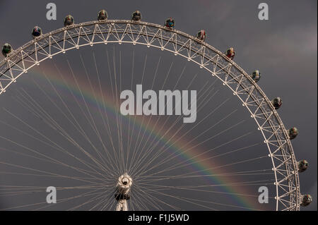Londra, Regno Unito. Il 2 settembre 2015. Dopo un breve sharp doccia a pioggia finisce nella capitale un arcobaleno doppio può essere visto sulla London Eye. Credito: Stephen Chung / Alamy Live News Foto Stock