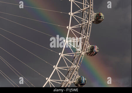 Londra, Regno Unito. Il 2 settembre 2015. Dopo un breve sharp doccia a pioggia finisce nella capitale un arcobaleno doppio può essere visto sulla London Eye. Credito: Stephen Chung / Alamy Live News Foto Stock
