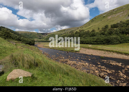 Il fiume Swale a Muker nel Yorkshire Dales Foto Stock