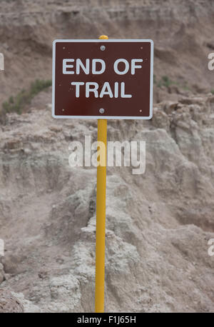 Un segno di avvertimento alla fine del sentiero per escursionisti. Questo segno nel Parco nazionale Badlands sorge in corrispondenza di un bordo di una scogliera. Foto Stock