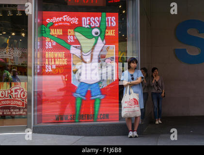 La pausa di primavera di pinzatura, Señor Frog si apre a 24.000 piedi quadrati ristorante a tema in Times Square a New York, visto il giovedì 27 agosto, 2015. Il 12 ristorante della catena, iniziato in mazatlan, Messico nel 1989, grosses oltre $100 milioni di un anno ed è immensamente popolare con la spring break folla. È la più grande società di ristorante in Messico. (© Richard B. Levine) Foto Stock