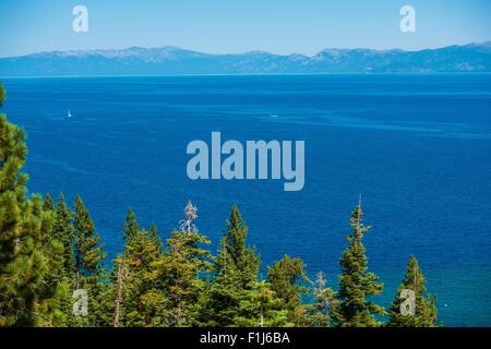 Lake Tahoe Estate Panorama. Chiare acque blu del lago Tahoe in California la Sierra Nevada, USA. Foto Stock