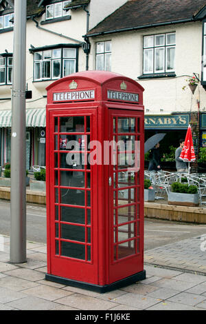 Telefono rosso scatola, Waterside, Stratford-upon-Avon, Regno Unito Foto Stock