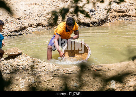 Gemma illegali i cercatori panning per pietre preziose in depositi di ghiaia di fiume in provincia di Uva, Sri Lanka. Foto Stock