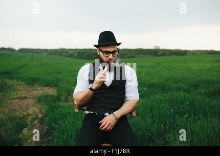 Con barba fuma sigaretta elettronica Foto Stock
