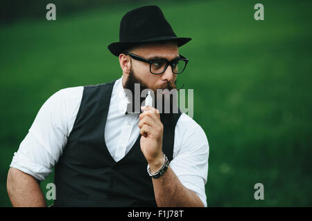 Con barba fuma sigaretta elettronica Foto Stock