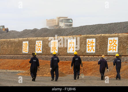 Mtito Andei, Kenya. 2 Sep, 2015. I dipendenti locali a piedi un sito in costruzione presso la sesta sezione del Kenya la ferrovia (SGR) progetto, vicino a Mtito Andei, Kenya, sul Sett. 2, 2015. Più di 25.000 kenioti sono state impiegate per la costruzione in corso di SGR, cinese-finanziato una linea ferroviaria ad alta velocità che collega il Kenya del porto della città di Mombasa a Nairobi capitale, secondo l'ambasciatore cinese in Kenya Liu Xianfa. © Pan Siwei/Xinhua/Alamy Live News Foto Stock