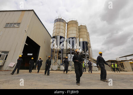 Mtito Andei, Kenya. 2 Sep, 2015. I dipendenti locali a piedi al di fuori di un workshop sulla sesta sezione del Kenya la ferrovia (SGR) progetto, vicino a Mtito Andei, Kenya, sul Sett. 2, 2015. Più di 25.000 kenioti sono state impiegate per la costruzione in corso di SGR, cinese-finanziato una linea ferroviaria ad alta velocità che collega il Kenya del porto della città di Mombasa a Nairobi capitale, secondo l'ambasciatore cinese in Kenya Liu Xianfa. © Pan Siwei/Xinhua/Alamy Live News Foto Stock