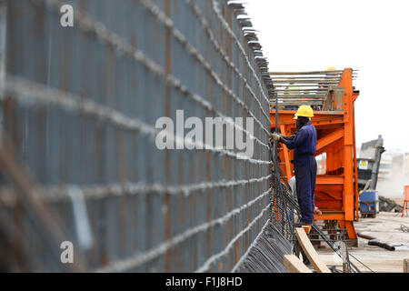 Mtito Andei, Kenya. 2 Sep, 2015. Locale lavorano presso la traversina e fabbrica del fascio in corrispondenza della Sesta Sezione del Kenya la ferrovia (SGR) progetto, vicino a Mtito Andei, Kenya, sul Sett. 2, 2015. Più di 25.000 kenioti sono state impiegate per la costruzione in corso di SGR, cinese-finanziato una linea ferroviaria ad alta velocità che collega il Kenya del porto della città di Mombasa a Nairobi capitale, secondo l'ambasciatore cinese in Kenya Liu Xianfa. © Pan Siwei/Xinhua/Alamy Live News Foto Stock