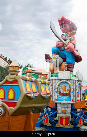 Bambini ride pirata alla fiera, USA, 2015. Foto Stock