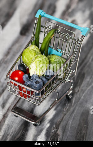 Carrello con verdure Foto Stock
