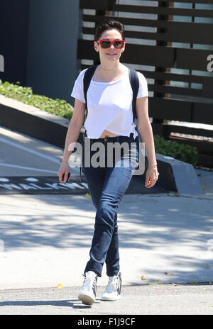 Rose McGowan spotted lasciando la UTA (United Talent Agency) sede, oscillando un Pompadour e una coppia di DKNY sneaker cunei presentando: Rose McGowan dove: Beverly Hills, in California, negli Stati Uniti quando: 03 Lug 2015 Foto Stock