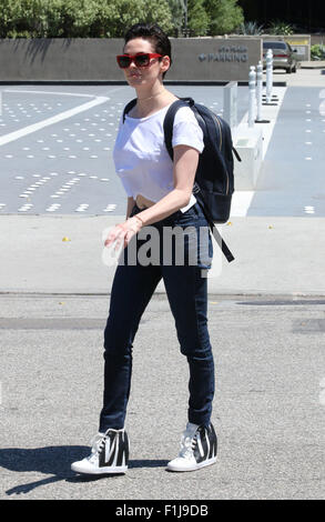 Rose McGowan spotted lasciando la UTA (United Talent Agency) sede, oscillando un Pompadour e una coppia di DKNY sneaker cunei presentando: Rose McGowan dove: Beverly Hills, in California, negli Stati Uniti quando: 03 Lug 2015 Foto Stock